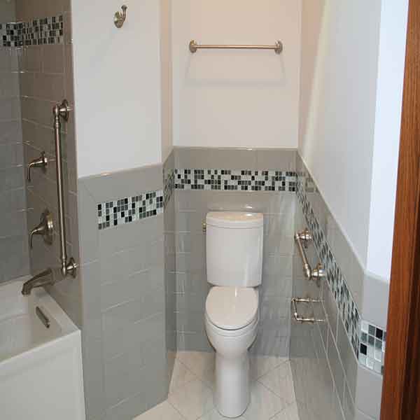 Simple tile design around toilet and bathtub